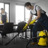 full-shot-people-cleaning-office